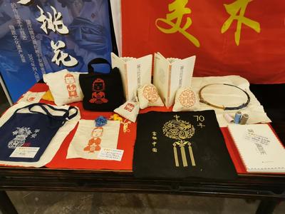 【獻(xiàn)禮新中國70周年】美術(shù)學(xué)院望江挑花俱樂部讓非遺文化“走”出校園